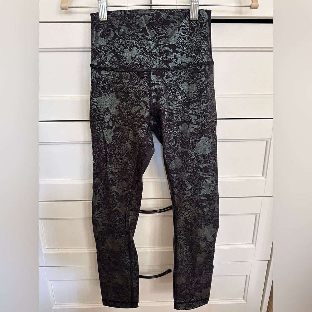 Lululemon Wunder Under 23” Shine Logo flourish Black Iridescent Foil Size 2